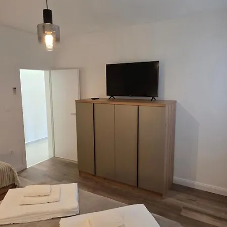 Novouredeni Marko, - Rab * Kampor